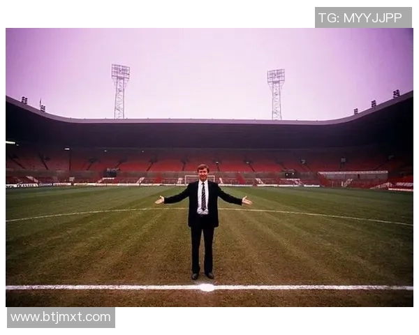 足球明星欧奇儿的传奇之路与球场背后的故事揭秘